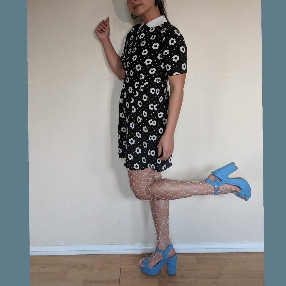 Daisy Print Dress with Peter Pan Collar - Picture 2 of 4